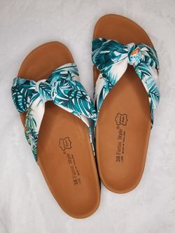Sandals with bow accent