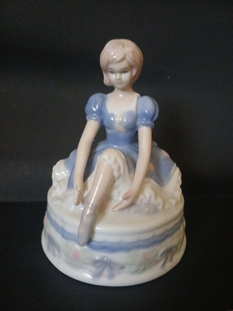 Vintage Glazed Porcelain Seated Ballerina Figurine (6.5Hx4.5W)