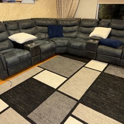 Selling Sectional Couch- Good Condition 
