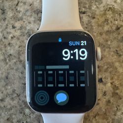 Apple Watch Series 4 - 44mm in beautiful rose gold