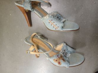 Size M 7 blue jean heels