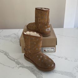 Ugg Kids Classic Short II Stars: Size 1.