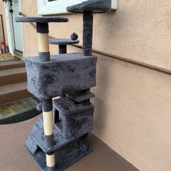 Cat Tower In Excellent Condition  54 Inches Tall 