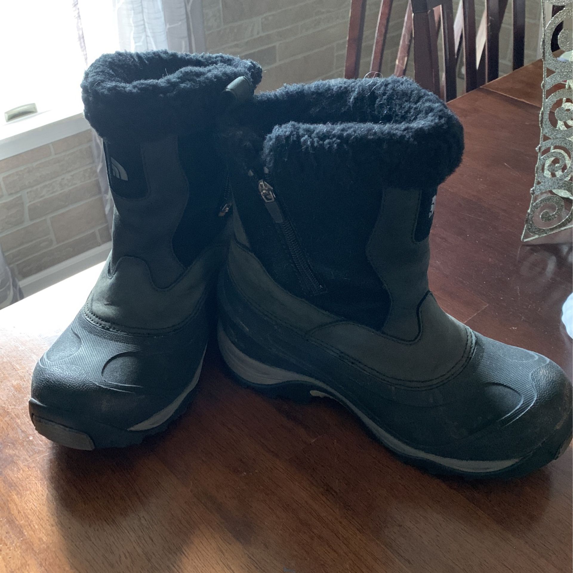 Women's North Face Snow Boots (7.5)