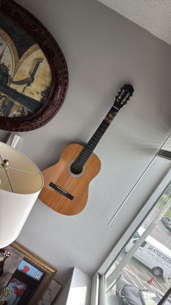 Guitara y lámpara $50