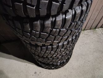 Tengo 5 llantas todo terreno de lodo bfgoodrich mud terrain KM3 LT 33x12.50/r18