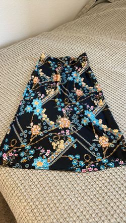 Fashion Nova Floral skirt / side zipper