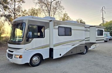 2004 Flair Fleetwood RV 32ft