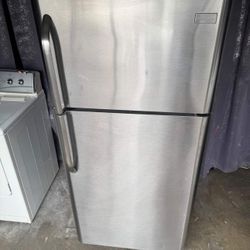 Frigadaire Refrigerator 