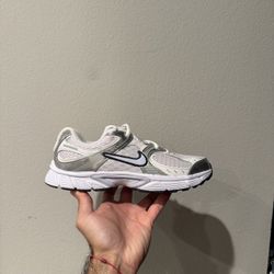 Nike V5 RNR (GS) Size 6Y / Women’s Size 7.5 - NEW