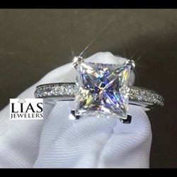 New 18k White Gold Engagement Ring 