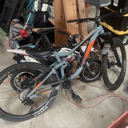 2018 Giant Reign 2 Mountain Bike 