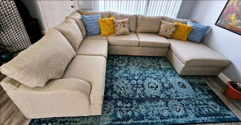 Like new! "Living Spaces" 10 out of 10, excellent condition, clean, splits into 3 parts, all covers are removable for washing, smoke and pet free, del