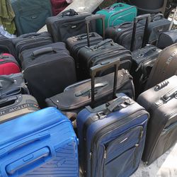LOTS OF NICE LUGGAGE 