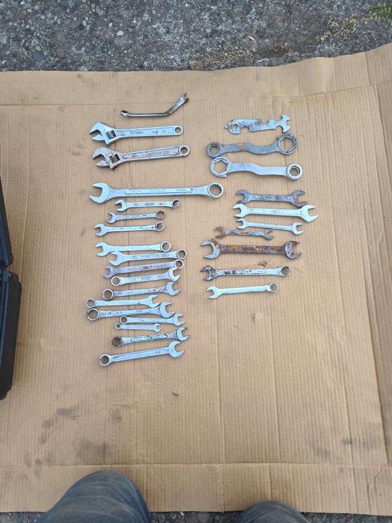 28 Wrenches And Tool Box