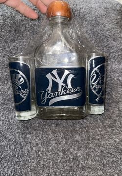 NY Yankees Liquor Flask & Shot Glass Set