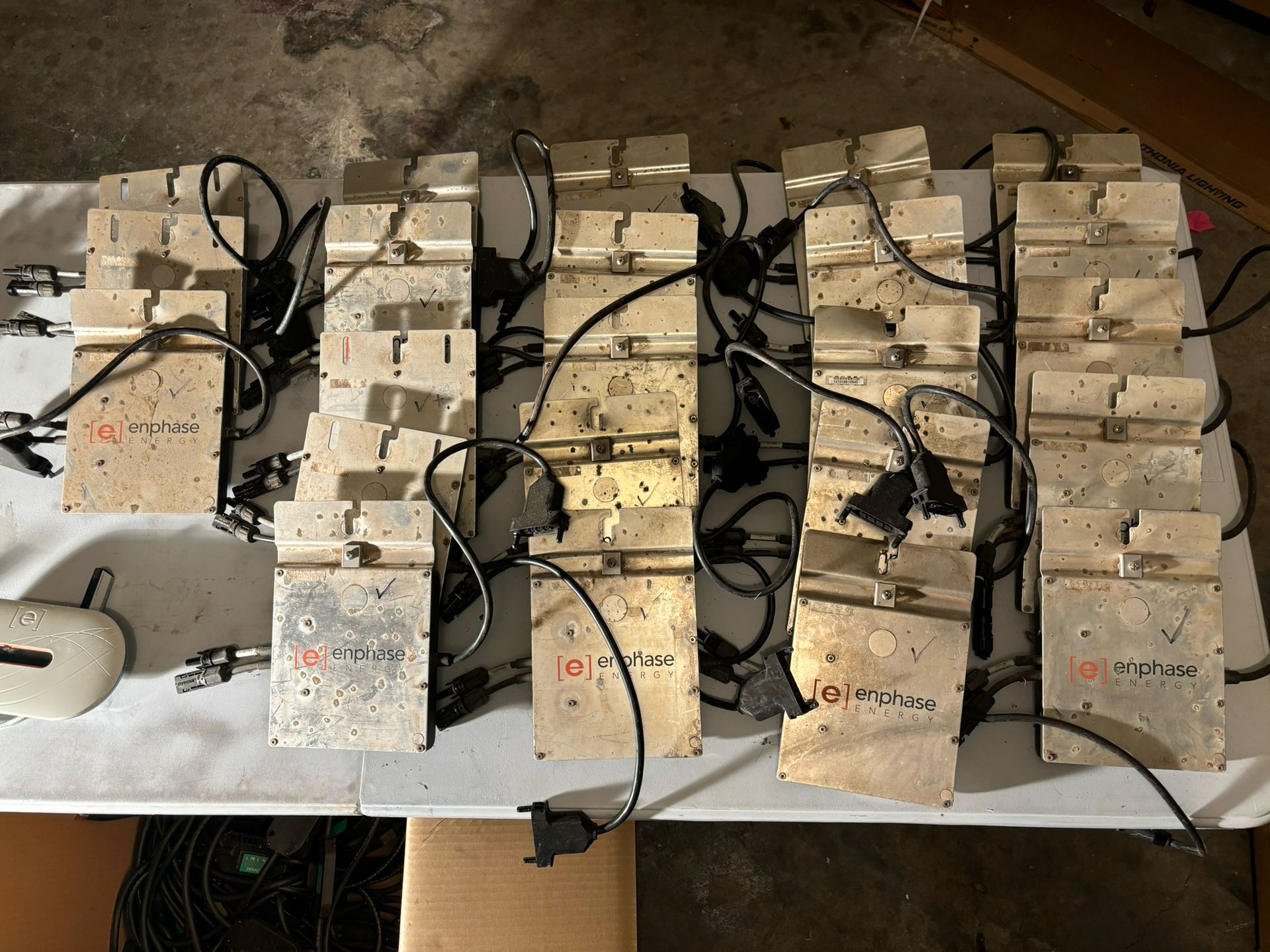 23 Solar Panel Inverter - Enphase M215 - Used + Functional