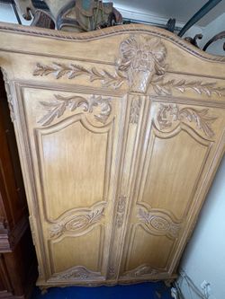 Vintage Victorian armoire wardrobe !!