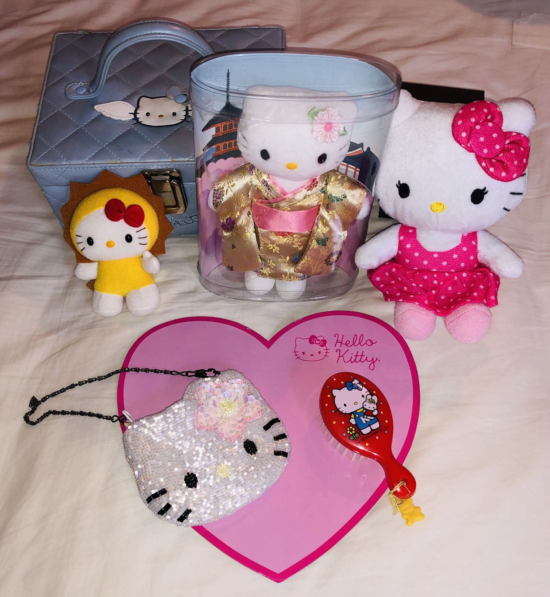 Hello Kitty Set. New from Sanrio Smiles. Purse, brush, dolls, pad, travel box. Free gifts with purchase.