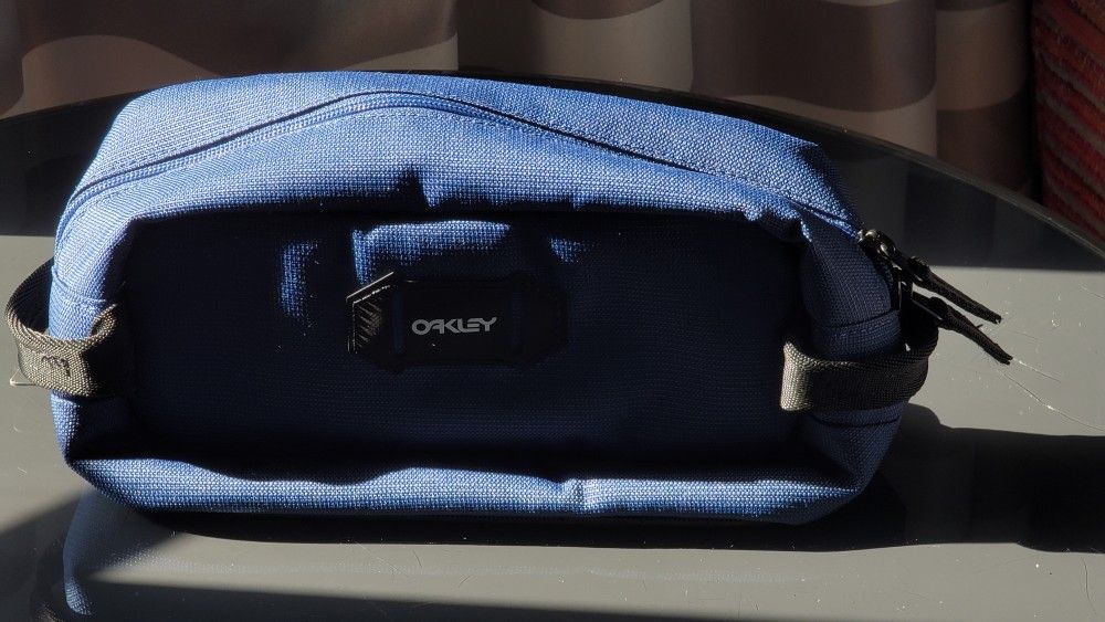 NWT Oakley UTILITY BEAUTY CASE Cosmetics Toiletry Travel Bag BLUE Unisex