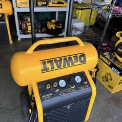 DEWALT 4.5-Gallon Portable Electric 225 PSI Horizontal Air Compressor