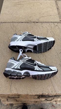 New Nike Zoom Vomero 5 SE SP dark grey black white sail shoes Men’s 7.5, Women’s 9