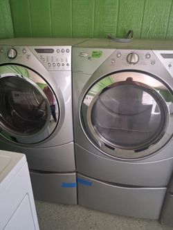 Washer and dryer electric whirlpool  duet capacity plus whit warranty  whit pedals $600