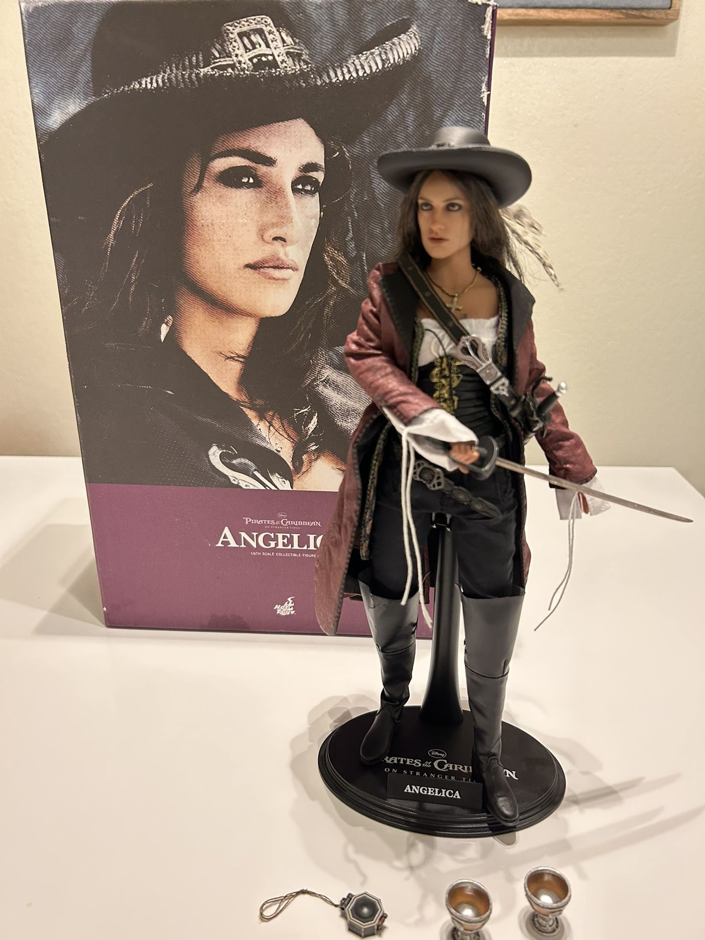 Angelica Hot Toy Pirates Of The Caribbean Figure Statue