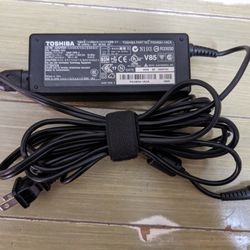 Toshiba PA3469U-1ACA 15V 5A  Laptop Charger