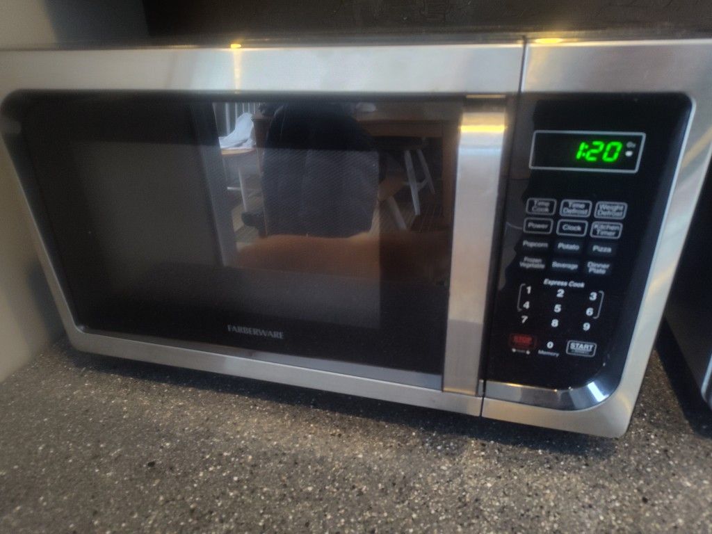 Used Farberware 900 Watt Microwave