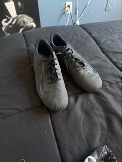 Soccer shoes