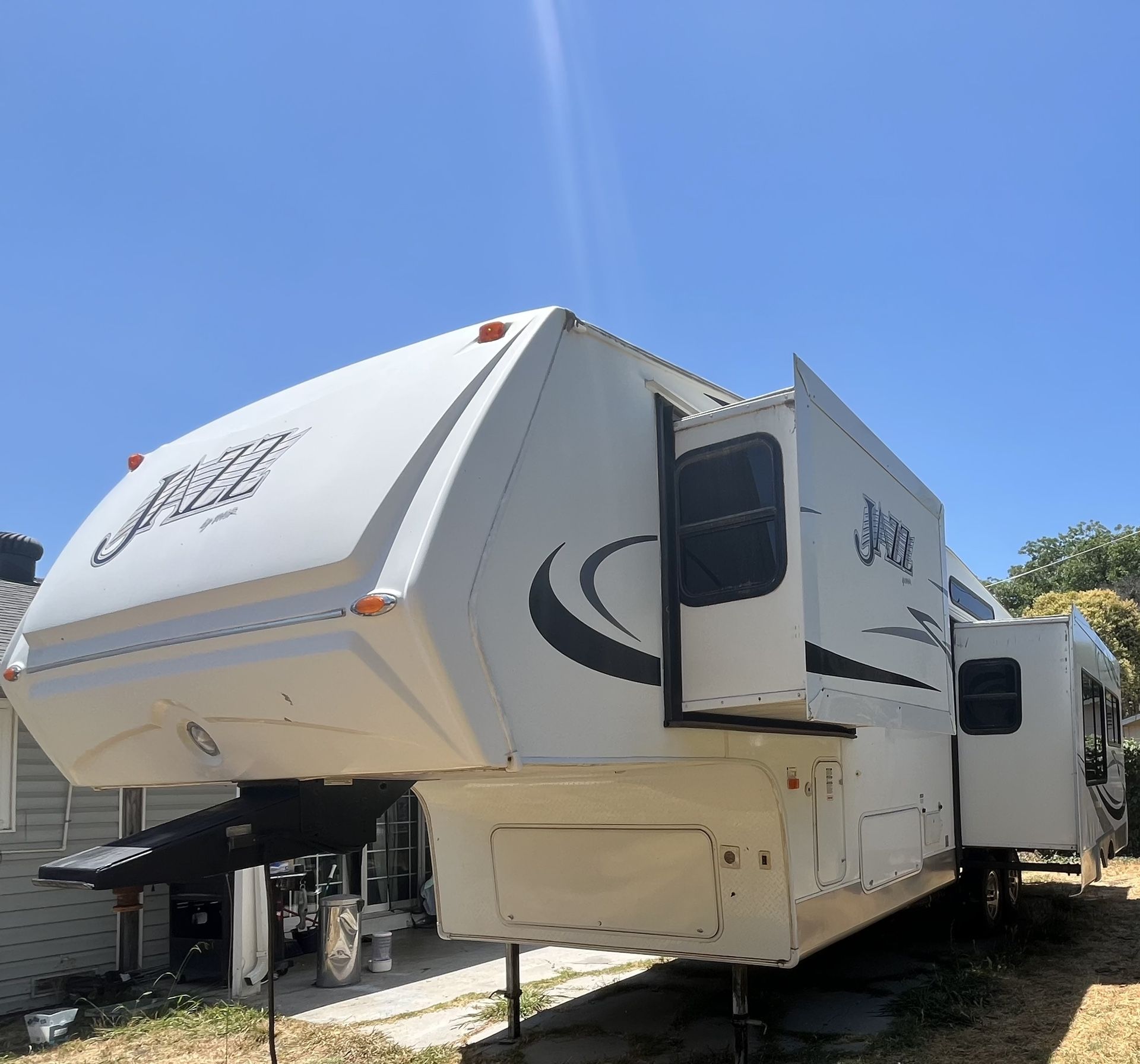 2009 5TH WHEEL TRAVEL TRAILER WITH DOUBLE SLIDE OUTS 30-FOOT LONG