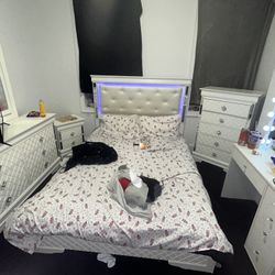 Six Piece Set Bedroom Set