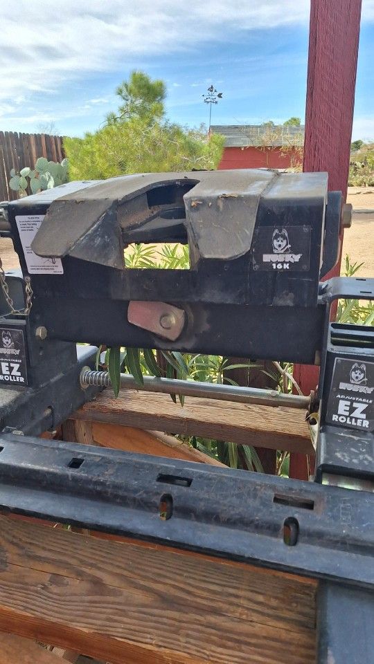 Husky, 16000 Lb. fifth wheel with adjusting easy roller.