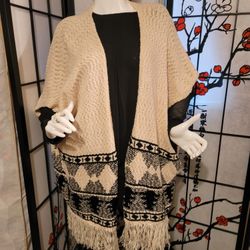 PRE-LOVED  "DREAMERS" CREAMY KNIT CROCHET LADIES SHAWL CAPE/SIZE SMALL MEDIUM
