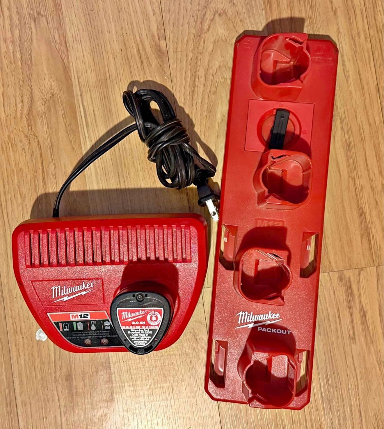 Milwaukee PACKOUT M12 Battery Rack, Charger M12 and battery M12 2 Ah
