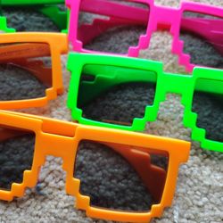 5 pairs of Minecraft sunglasses 