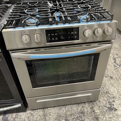 Frigidaire 30ā Slide In Gas Range In Stainless Steel Floor Model