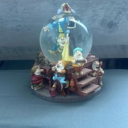 DISNEY SNOW WHITE & THE SEVEN DWARFS MUSICAL SNOWGLOBE