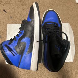 Jordan 1 Mid SE "Black Metallic" sneakers with blue and black color blocking #basketball #metallic