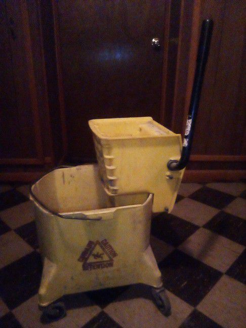 Mopping Bucket & Squeezer Rubbermaid 
