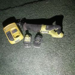 Ryobi Sawsaŵ Charger 2 Batteries 