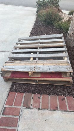 2 FREE wood pallets