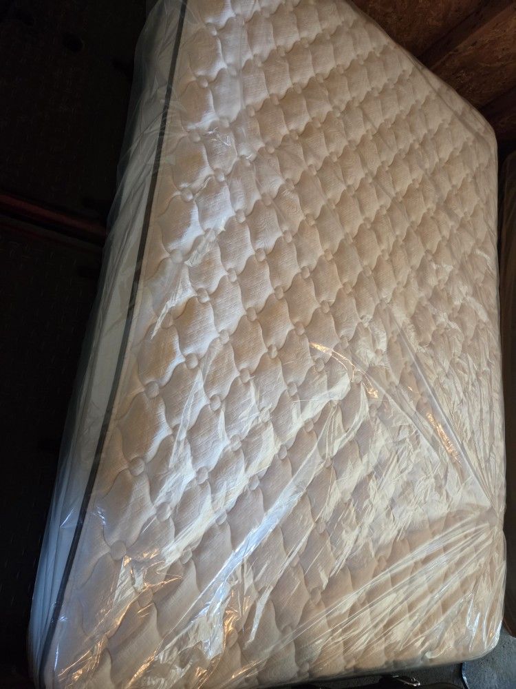 Full Size Beautyrest Mattress -
Like New