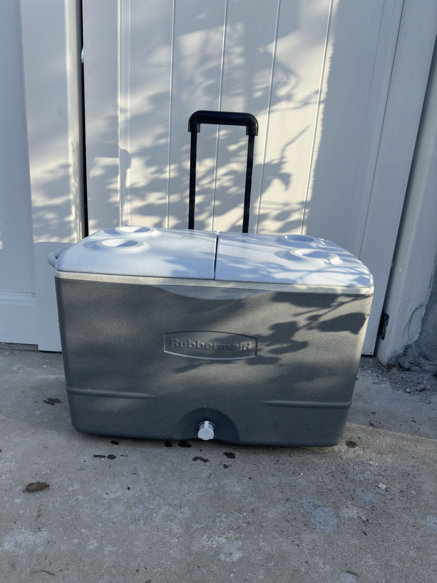 Rubbermaid 50 Quart Hard Sided Cooler With Wheels