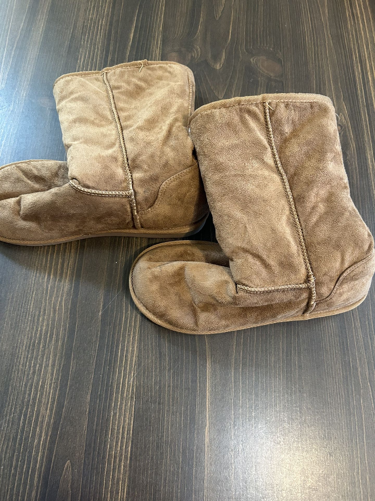 Women’s Boots With Fur Brown Color Flat Size 8 Nice For The Winter Time