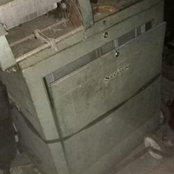 1930s Record Playing Jukebox. With Glass Tubes 