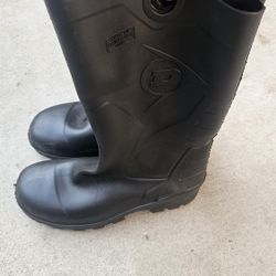 Steel toe rubber boots