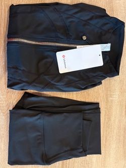 Lululemon black and gold sipper set. Sz 6/small