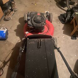 BRIGGS & STRATTON 140cc Self-propelled Lawn Mower